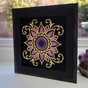 Fleur dorée - Pourpre et or - Broderie complexe sur du feutre - Carte de voeux