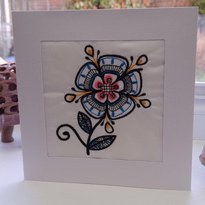 Motif floral en fleurs aux couleurs vives - Broderie complexe sur du satin mat blanc rembourré - Carte de voeux