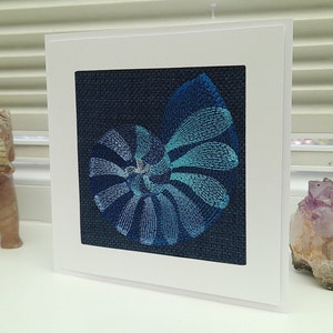 Coquillage oeil de requin - Broderie complexe sur chenille - Carte de voeux