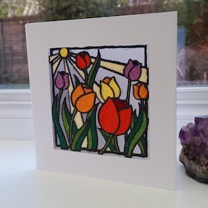 Buntglas-Effekt Tulpen - Aufwändig gestickt auf Organza - Grußkarte