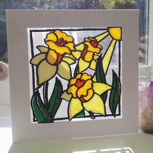 Effet vitrail jonquille soleil - Broderie complexe sur organza - Carte de voeux