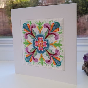Carré Rosemaling - Broderie complexe sur du satin blanc rembourré - Carte de voeux