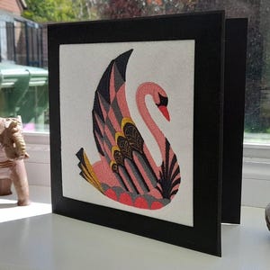 Art déco cygne rose - broderies complexes sur feutre - carte de voeux