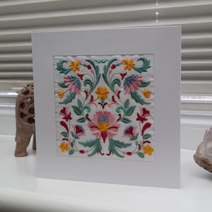 Motif floral folklorique - Broderie complexe sur du satin blanc rembourré - Carte de voeux
