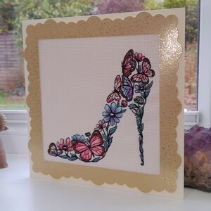 Design florissant à talons aiguilles - Broderie complexe sur du feutre blanc - Carte de voeux