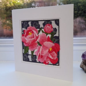 Rosa Pfingstrosen - aufwendig auf Filz gestickte Grußkarte