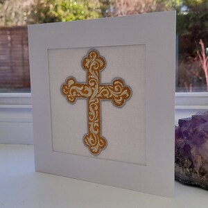 Filigranes Osterkreuz - aufwendig auf Filz gestickte Grußkarte