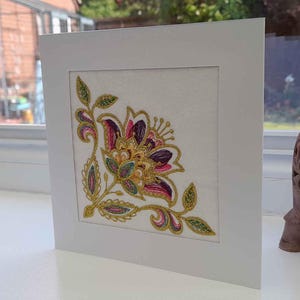 Rose de Jacobine dorée - Broderie complexe sur feutre blanc - Carte de voeux