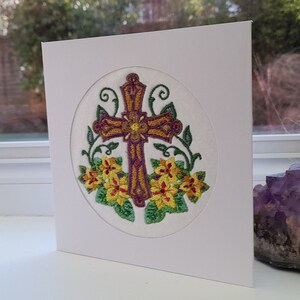Croix florale de Pâques - Complexe brodé sur du feutre - Carte de voeux