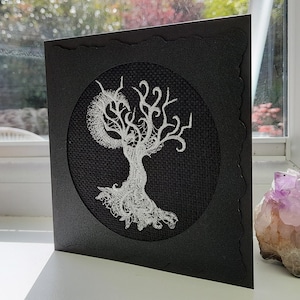 Carte arbre baroque fantôme - broderie complexe sur feutre - carte de voeux