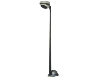 Może przedstawiać: Wysoka, czarna metalowa lampa stojąca z okrągłym, srebrnym kloszem. Lampa ma jedną żarówkę i okrągłą podstawę.