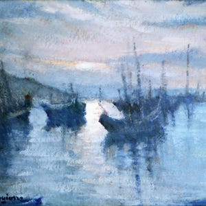 Könnte beinhalten: Ein impressionistisches Ölgemälde einer Hafenszene. Das Kunstwerk zeigt Boote und ihre Spiegelungen im Wasser, dargestellt in Blau- und Weißtönen. Der Himmel ist hellblau, und das Gemälde hat ein weiches, diffuses Licht.