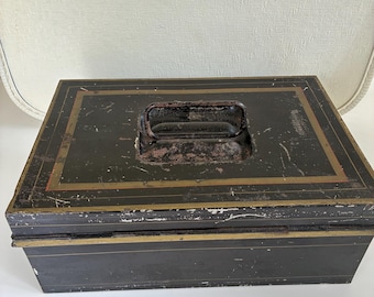 Caja para documentos o dinero antigua con detalles en metal negro y dorado