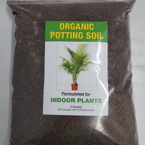 Pode incluir: Um saco de terra para vasos org&acirc;nica formulada para plantas de interior. O saco &eacute; etiquetado com o texto "ORGANIC POTTING SOIL" e "Formulated for INDOOR PLANTS". O saco cont&eacute;m 4 quartos de terra e &eacute; feito com 80% de turfa canadiana e 20% de vermiculita.