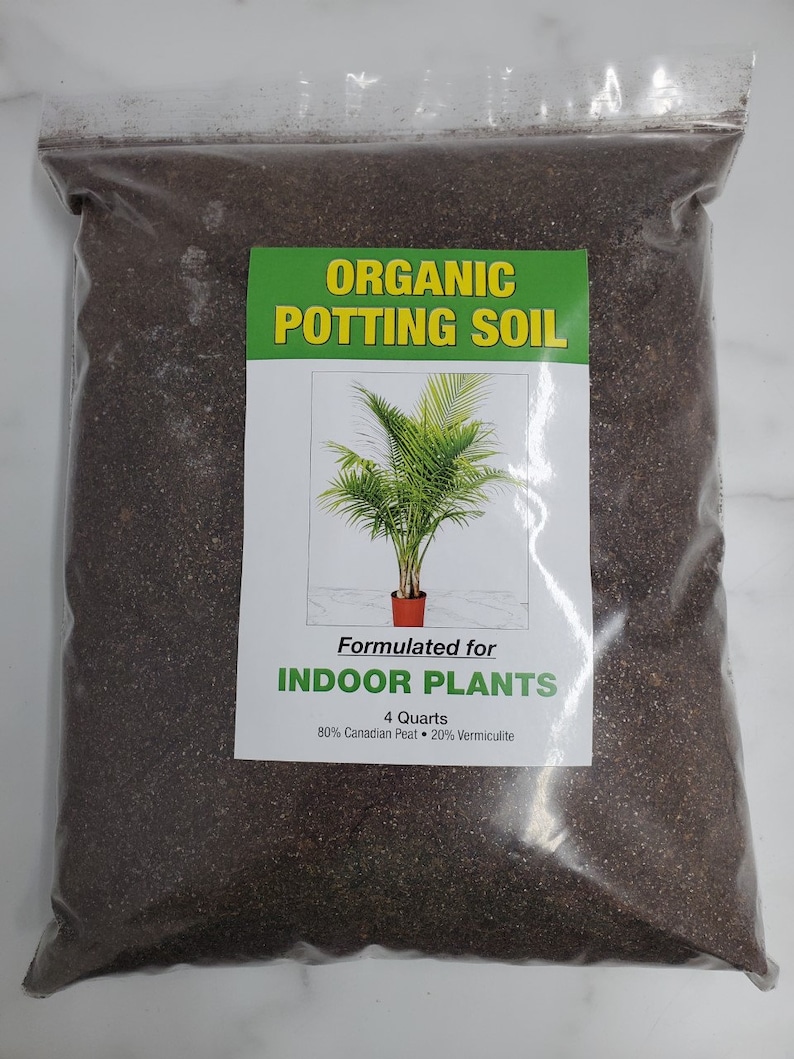 Pode incluir: Um saco de terra para vasos org&acirc;nica formulada para plantas de interior. O saco &eacute; etiquetado com o texto "ORGANIC POTTING SOIL" e "Formulated for INDOOR PLANTS". O saco cont&eacute;m 4 quartos de terra e &eacute; feito com 80% de turfa canadiana e 20% de vermiculita.