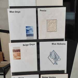 Może przedstawiać: Wystawa ośmiu ceramicznych płytek o różnych kolorach i wzorach. Płytki są oznaczone nazwami takimi jak "Green Onyx", "Beige Venice", "Persia", "Blue Onyx", "Beige Onyx", "Blue Ikebana", "Blue Onyx" i "Beige Venice".