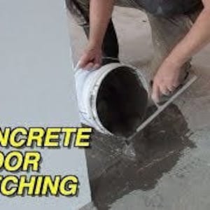 Puede incluir: Una persona está reparando un piso de concreto con una llana y un cubo de mezcla de concreto. El concreto se está aplicando a un área pequeña del piso. El texto "CONCRETE FLOOR PATCHING" es visible en la imagen.