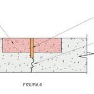 May include: A diagram showing a repair patch on a concrete surface. The patch is filled with a compressible insert to prevent adhesion between the boards of the log. The diagram is labeled "PARCHE DE REPARACION", "INSERTO COMPRESIBLE PARA EVITAR ADHERENCIA ENTRE LOS TABLEROS DE LA LOGA", "JUNTA LONGITUDINAL", and "FIGURA 6".