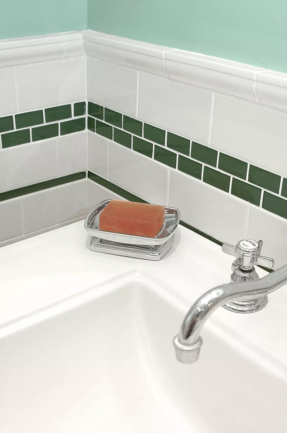 Daltile - 0100 White - A4200 Radius Mud Bullnose - 2 X 6 Finish Trim Daltile - 0100 White - A4200 Radius Mud Bullnose - 2 X 6 Finish Trim
