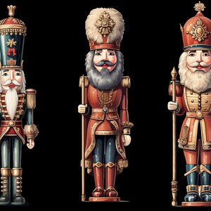 K&ouml;nnte beinhalten: Drei Nussknacker-Figuren im Vintage-Stil, jede mit einem anderen Design. Die Nussknacker sind in rot-goldenen Uniformen mit wei&szlig;em Pelzbesatz gekleidet und halten einen Stab in der rechten Hand. Die Nussknacker haben wei&szlig;e B&auml;rte und Schnurrb&auml;rte.