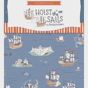 Może przedstawiać: Niebieski wz&oacute;r tkaniny z ilustracjami żaglowc&oacute;w, zamk&oacute;w i stworzeń morskich. Wyświetlany jest tekst "HOIST the SAILS" wraz z logo Riley Blake Designs. Projekt zawiera r&oacute;żnorodne statki i elementy żeglarskie.