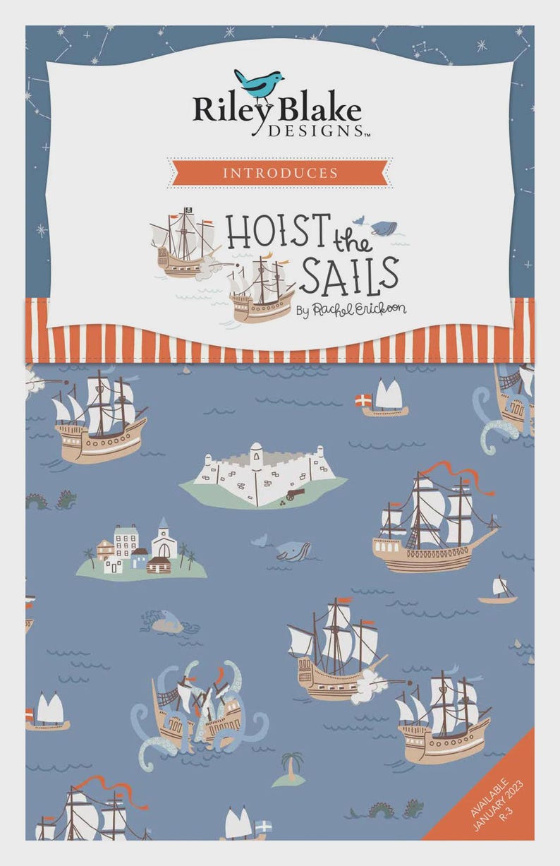 Może przedstawiać: Niebieski wz&oacute;r tkaniny z ilustracjami żaglowc&oacute;w, zamk&oacute;w i stworzeń morskich. Wyświetlany jest tekst "HOIST the SAILS" wraz z logo Riley Blake Designs. Projekt zawiera r&oacute;żnorodne statki i elementy żeglarskie.