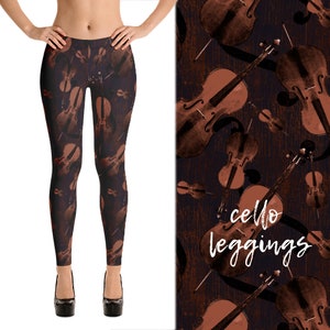 Puede incluir: Leggings negros con un patrón repetido de violonchelos marrones. Los leggings tienen el texto "cello leggings" impreso en ellos.