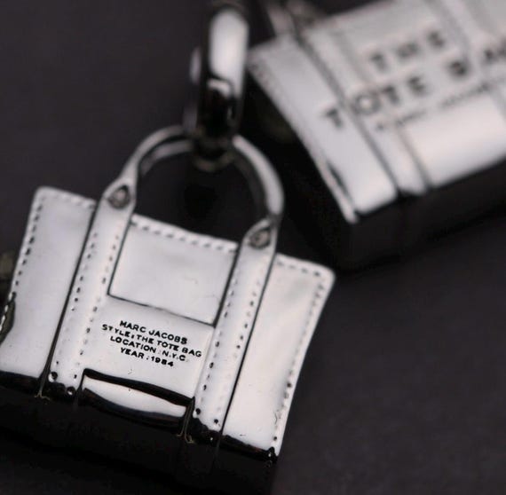 【関税込み】Tote Bag Earrings - Marc Jacobs - l - Silver Marc Jacobs Silver Tote Bag Earrings - Etsy