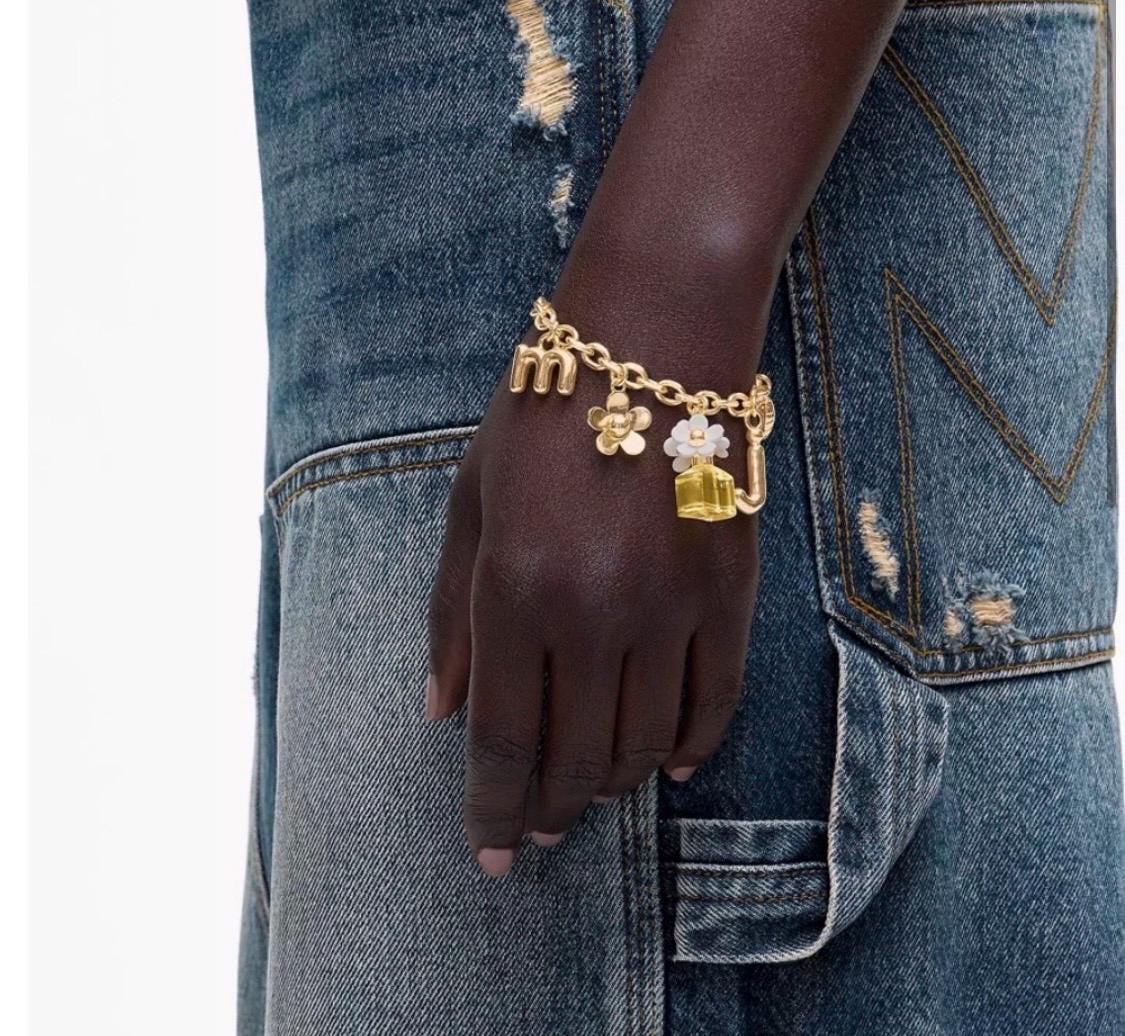 【関税込み】Marc Jacobs Daisy Charm ブレスレット Marc Jacobs Daisy Charm Bracelet - Etsy