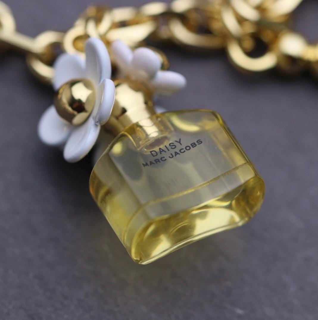 【関税込み】Marc Jacobs Daisy Charm ブレスレット Marc Jacobs Daisy Charm Bracelet - Etsy