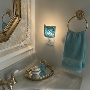 Luz de noche estilo victoriano: encaje azul Tiffany con flecos de cristal