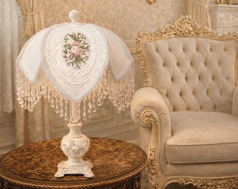 Viktoriansk vit lampskärm med pärlstavfransar och blomdetaljer – Bordslampa ingår