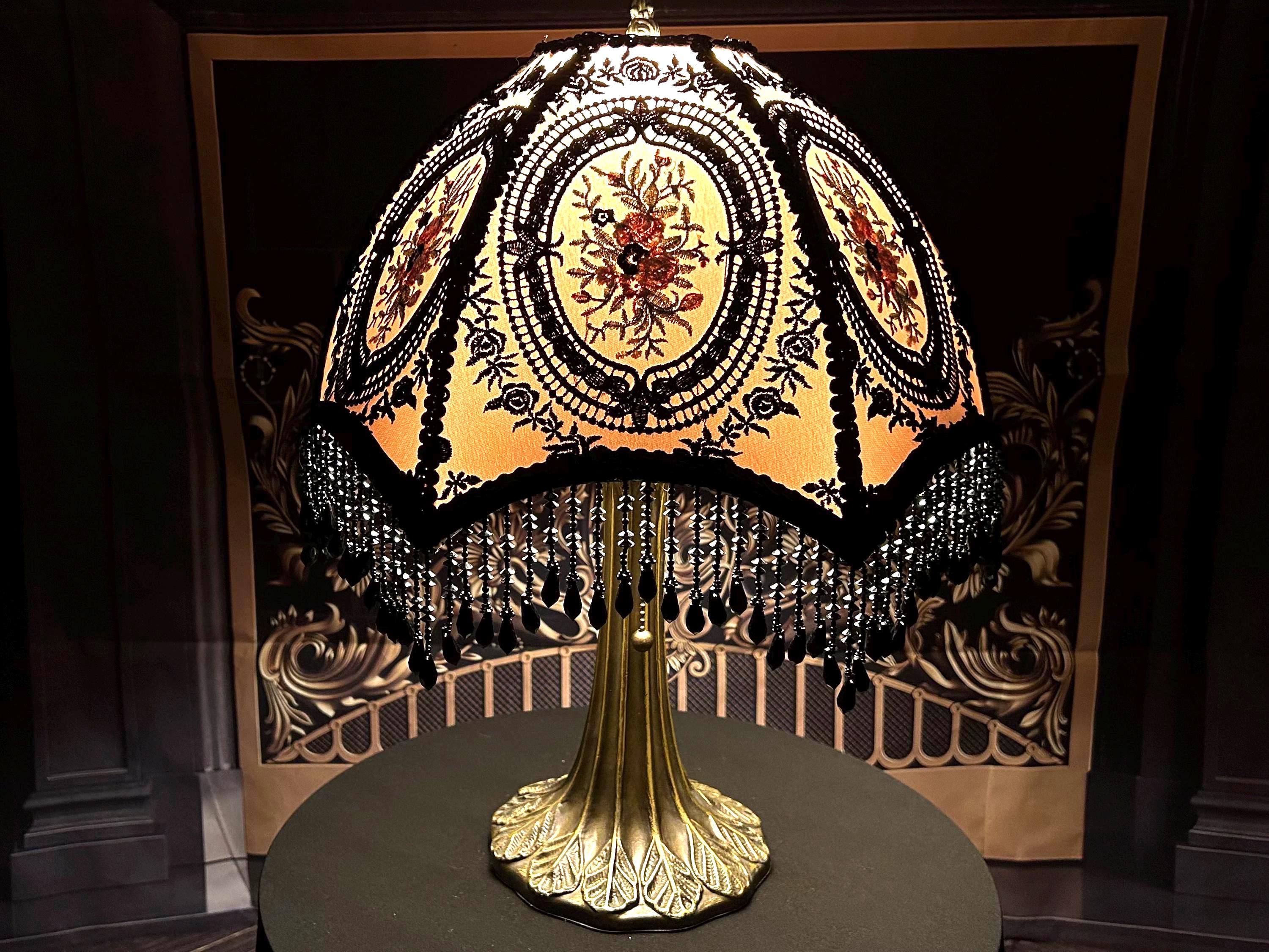 ヴィクトリアンテーブルランプ：ブラックレース、花柄刺繍、アール
