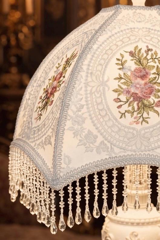花の刺繍とクリスタルビーズのフリンジが付いたビクトリア朝風の白い
