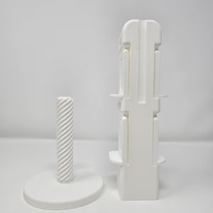 Peut inclure: Porte-serviettes en papier blanc en plastique avec une base ronde et une tige en spirale. Le porte-serviettes a un compartiment séparé pour ranger les serviettes en papier.