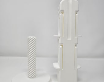Puede incluir: Porta rollo de papel de cocina blanco de plástico con base redonda y varilla en espiral. El soporte tiene un compartimento separado para guardar rollos de papel de cocina.