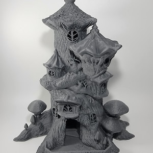 Może przedstawiać: Szary, wydrukowany w 3D domek na drzewie z grzybowym dachem i podstawą przypominającą korzenie drzewa. Domek na drzewie ma wiele poziomów i okien.