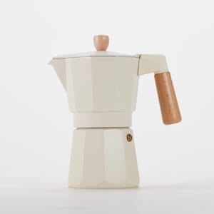 Puede incluir: Cafetera de espresso de cerámica blanca con mango de madera.