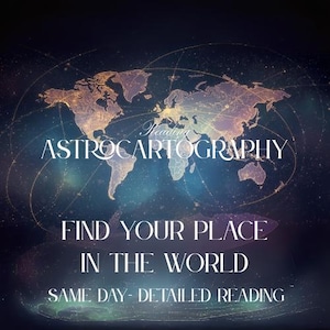 Pode incluir: Gráfico de Astrocartografia com um mapa-múndi em tons dourados sobre um fundo espacial azul escuro e roxo. O texto inclui "Astrocartography", "Find Your Place in the World" e "Same Day - Detailed Reading".