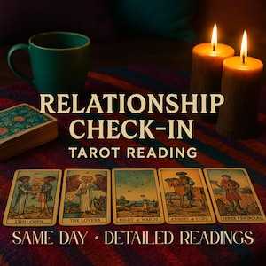 以下が含まれることがあります： 「RELATIONSHIP CHECK-IN TAROT READING」のテキストが入ったタロットリーディングの画像。5枚のタロットカード、ターコイズ色のマグカップ、カードの束、2本のろうそくが写っています。「SAME DAY + DETAILED READINGS」のテキストも表示されています。
