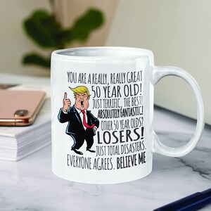 Divertido personalizado Trump taza presidente Trump taza de café. Añadir edad de la persona para una taza divertida verdaderamente personalizada!