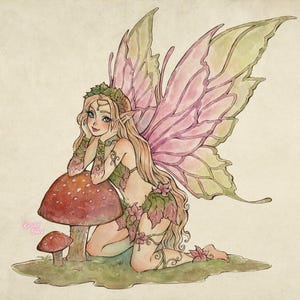 Può includere: Illustrazione ad acquerello di una fata con lunghi capelli biondi, occhi blu e ali rosa e verdi. È inginocchiata accanto a un grande fungo rosso con macchie bianche, con un fungo più piccolo nelle vicinanze. La fata è adornata con foglie e fiori.