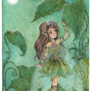 Può includere: Un'illustrazione ad acquerello di una fata con lunghi capelli castani, che indossa un vestito con motivo a foglie verdi e una corona di fiori, in piedi tra grandi foglie verdi sotto una luna piena. Firma Kwridel Black in basso a sinistra.