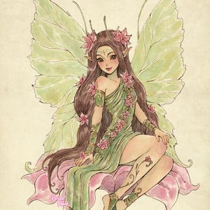 Op de afbeelding: Illustratie van een fee met lang bruin haar, versierd met roze bloemen en een groene jurk. Ze heeft grote groene vleugels in de vorm van bladeren en zit op een roze bloem. Het kunstwerk heeft een grillig, fantasiethema.