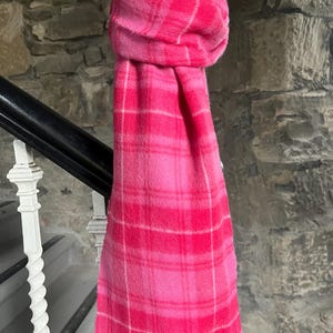 Wollschal, Pink, Lammwollschal, Tartan Karo, Made in Scotland, Unisex, Stilvoll, Modisch, Warmer Herbstschal, 100% Lammwolle