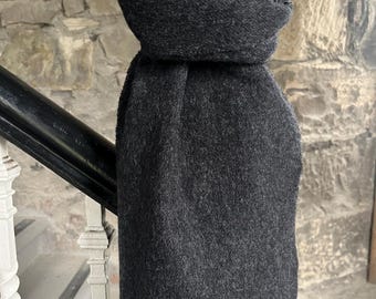 Bufanda de lana de cordero lisa color carbón, chal grande, supersuave, fabricada en el Reino Unido, unisex, elegante, moderna y cálida para otoño.
