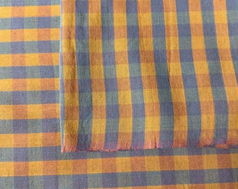 Tela de algodón khadi con cuadros amarillos: costura y acolchado a mano