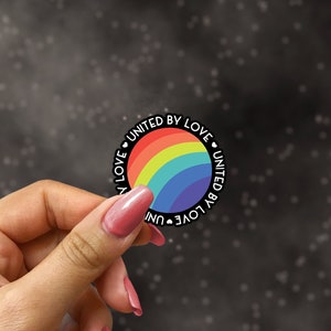 UNIS PAR L’AMOUR | Autocollant d’égalité, autocollant de gentillesse, autocollant United by Love, autocollant Lgbt, autocollant de positivité | Résistant aux intempéries et aux rayures