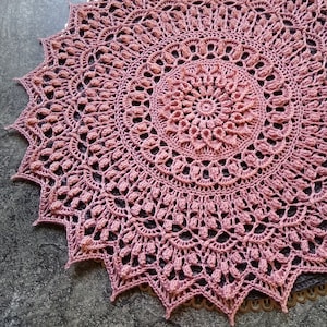 Patrón con tutorial fotográfico para tapete de crochet Rozita. Patrón de tapete de crochet en PDF. Tutorial de crochet paso a paso. Descarga digital en PDF.