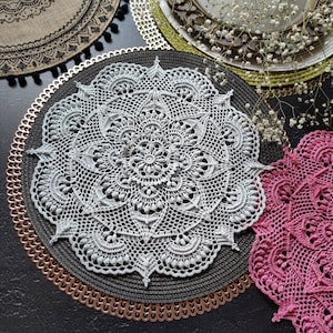 Puede incluir: Un letrero de madera rústica con el texto "Welcome to our home" en letras blancas. El letrero presenta un acabado envejecido y un diseño simple y acogedor, ideal para un porche o entrada.